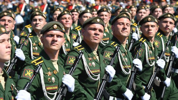 Soldados russos marchando na Parada dos 75 anos da Vitória na Praça Vermelha em Moscou - Sputnik Brasil