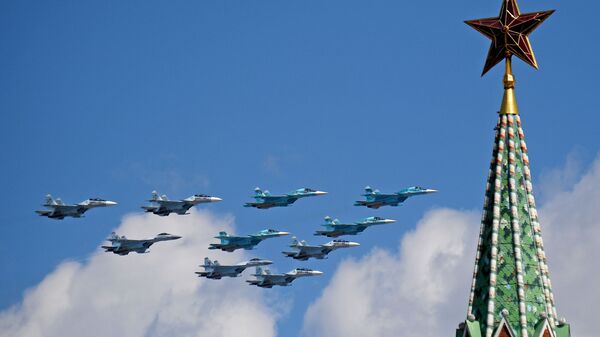 Desfile aéreo sobre a Praça Vermelha - Sputnik Brasil