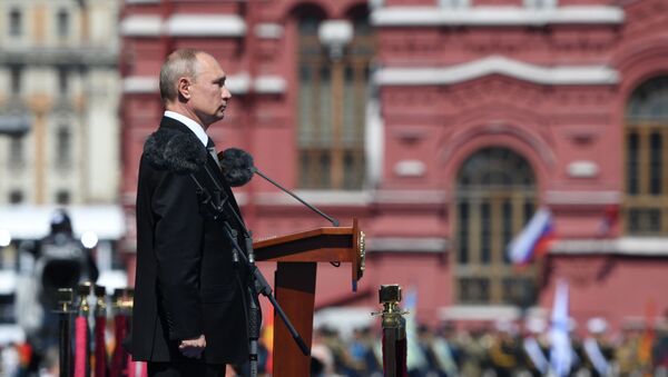 Presidente da Rússia, Vladimir Putin, durante o minuto de silêncio na Praça Vermelha - Sputnik Brasil