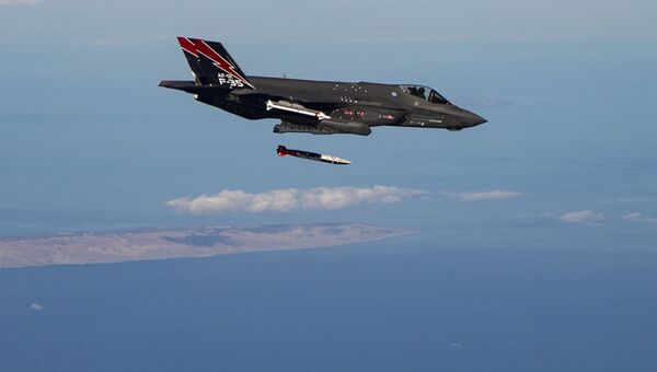 Fotografia de aeronave F-35A durante testes de lançamentos de bombas na Califórnia, EUA - Sputnik Brasil
