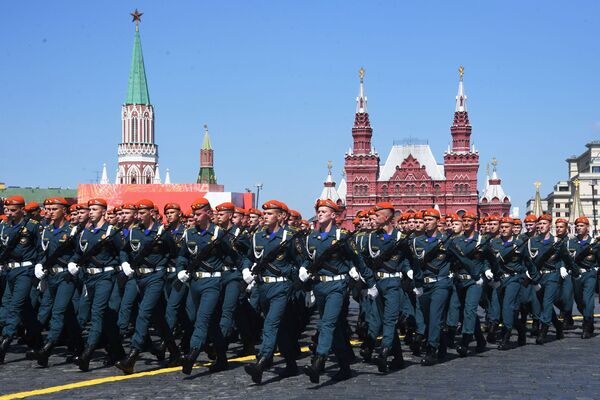 Soldados participam do desfile da Vitória em Moscou em 24 de junho de 2020 - Sputnik Brasil
