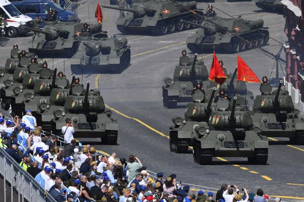 Tanques T-34-85 cruzam a Praça Vermelha durante celebrações do fim da Grande Guerra pela Pátria - Sputnik Brasil