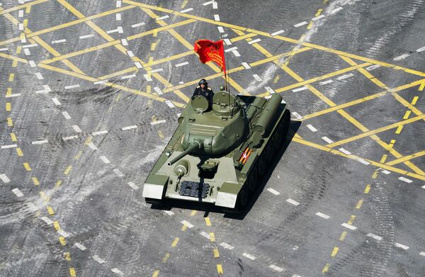 Tanque T-34-85 passa pela Praça Vermelha na Parada do 75º aniversário da Vitória na Grande Guerra Pela Pátria - Sputnik Brasil