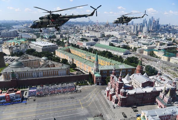 Helicópteros Mi-8 durante o desfile aéreo da Parada Militar pelo fim da Grande Guerra pela Pátria - Sputnik Brasil
