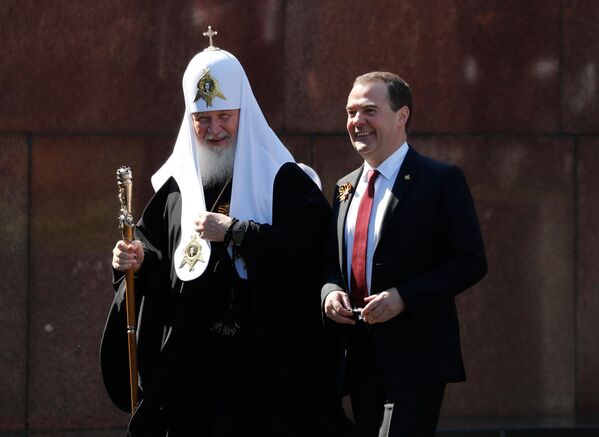 Vice-presidente do Conselho de Segurança da Federação da Rússia Dmitry Medvedev e o patriarca de Moscou Kirill na Parada da Vitória em Moscou - Sputnik Brasil