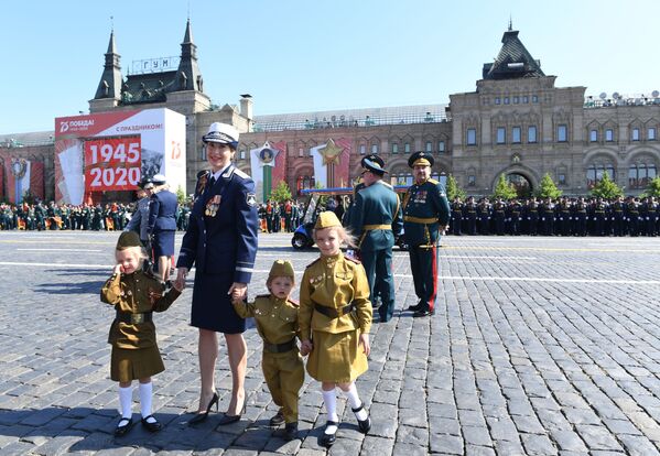 Crianças com uniformes militares participam da Parada militar pelos 75 anos do fim da Grande Guerra pela Pátria - Sputnik Brasil