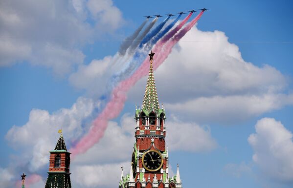 Jatos Su-25 pintam no ar a bandeira da Rússia em comemoração do 75º aniversário do fim da Grande Guerra pela Pátria - Sputnik Brasil