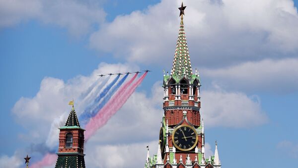 Aviões a jato Su-25BM sobrevoam a Praça Vermelha, marcando no céu as cores da bandeira russa - Sputnik Brasil