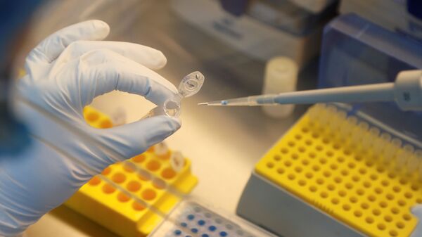 Cientista dilui amostras durante a pesquisa e desenvolvimento de uma vacina contra a COVID-19 - Sputnik Brasil