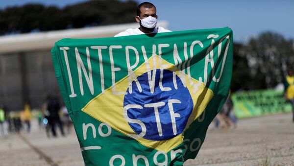 Apoiador do presidente Jair Bolsonaro em protesto durante a pandemia de coronavírus. Foto de 31 de maio de 2020. - Sputnik Brasil