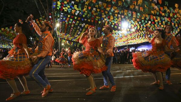 Dançarinos de quadrilha durante Festa Junina - Sputnik Brasil