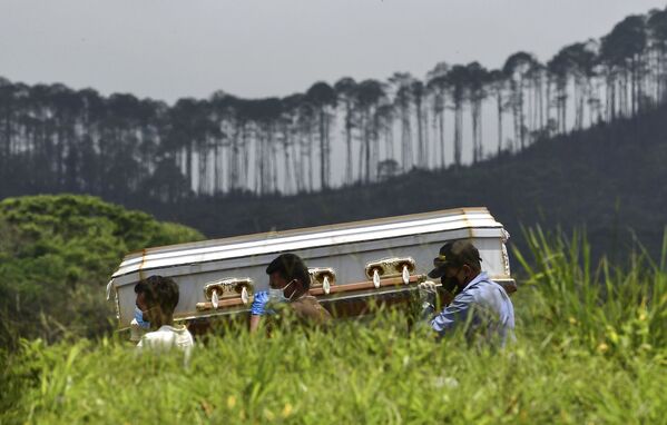 Parentes carregam caixão de vítima da pandemia no cemitério em Honduras - Sputnik Brasil