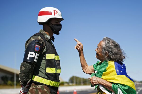 Mulher fala com soldado em frente ao Quartel-General do Exército em Brasília durante ato a favor do presidente Bolsonaro - Sputnik Brasil