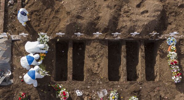 Enterro de vítima da COVID-19 no Cemitério Geral de Santiago, no Chile - Sputnik Brasil
