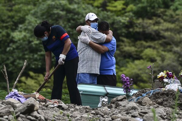 Parentes sepultam vítima da COVID-19 em Honduras - Sputnik Brasil
