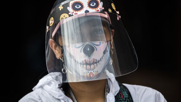 Funcionário da Prefeitura de Bogotá, Colômbia, usa máscara e viseira contra o coronavírus da pandemia - Sputnik Brasil