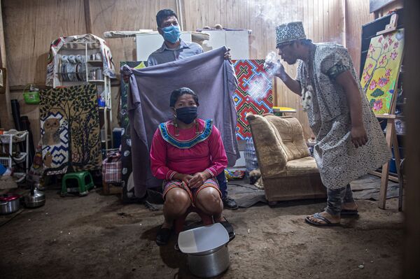 Mulher recebe banho de fumaça de ervas medicinais durante ritual de cura na comunidade Cantagallo, onde 300 famílias do grupo étnico Shipibo Conibo vivem em Lima - Sputnik Brasil
