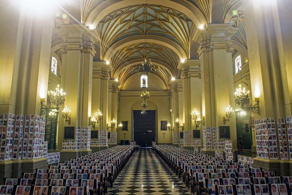 Catedral de Lima é preenchida com fotos de vítimas fatais do coronavírus no Peru - Sputnik Brasil