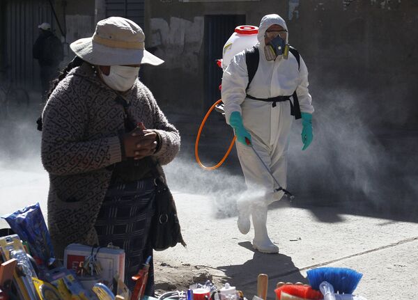 Funcionário municipal de Puno, no Peru, borrifa desinfetante na cidade contra a propagação do coronavírus - Sputnik Brasil