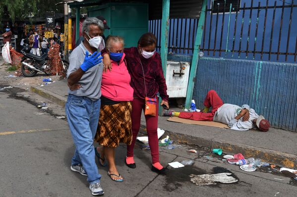 Parentes de vítima da pandemia caminham ao lado do Hospital Escuela em Tegucigalpa, Honduras - Sputnik Brasil