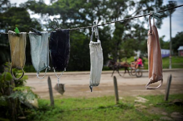 Máscaras são penduradas em uma corda na casa de camponeses em Bahia Honda, em Cuba - Sputnik Brasil