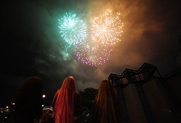 Fogos de artifício cobrem o céu de Vladivostok durante celebração dos 75 anos do Dia da Vitória - Sputnik Brasil