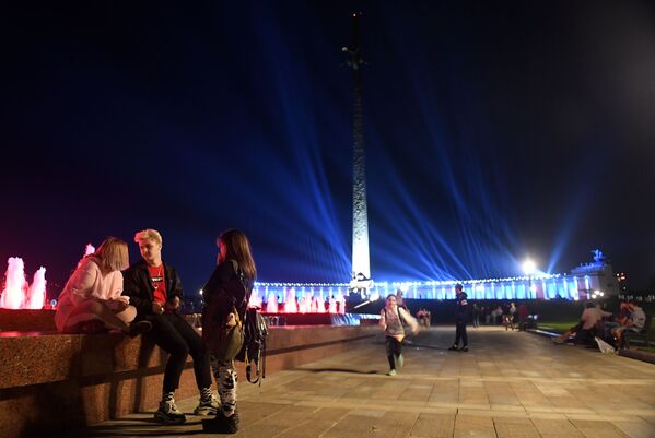 Pessoas comemoram os 75 anos do Dia da Vitória no Parque da Vitória em Moscou - Sputnik Brasil
