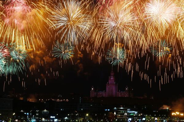 Fogos de artifício marcam os 75 anos do Dia da Vitória em Moscou - Sputnik Brasil