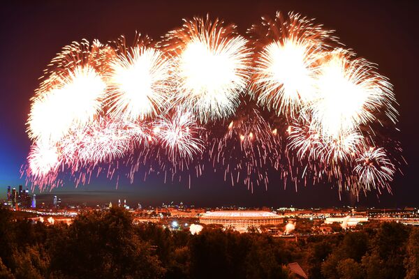Fogos de artifício são vistos sobre o estádio Luzhniki em Moscou - Sputnik Brasil