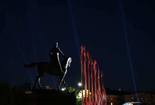Brilho da Vitória ilumina a Praça do Manege em Moscou - Sputnik Brasil
