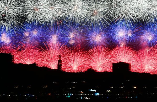 Moscou é iluminada por fogos de artifício nas cores da bandeira russa durante comemoração dos 75 anos do Dia da Vitória - Sputnik Brasil