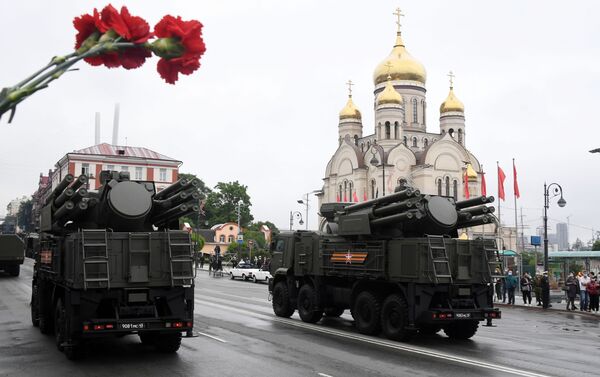Sistemas de defesa antiaérea Pantsir-S1 na Parada dos 75 anos da Vitória em Vladivostok, Rússia - Sputnik Brasil