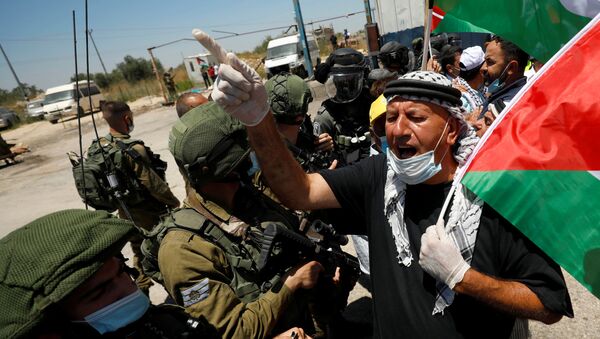 Palestino protesta diante de forças israelenses em ato contra a anexação da Cisjordânia por Tel Aviv - Sputnik Brasil