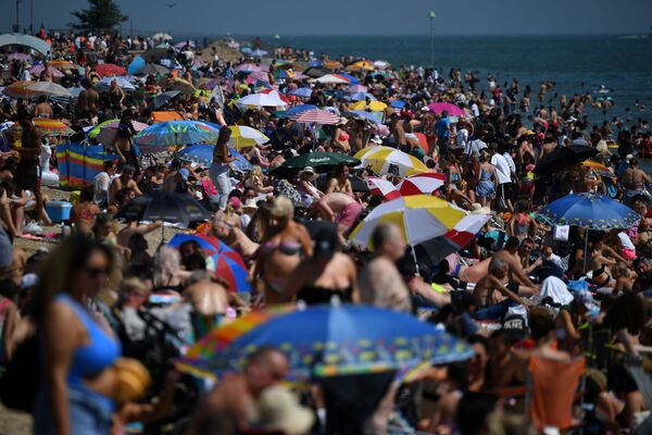 Banhistas se bronzeiam em praia no sul do Reino Unido - Sputnik Brasil