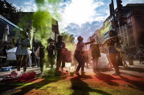 Em Washington, nos EUA, manifestantes realizam protesto com cores devido à discriminação racial - Sputnik Brasil