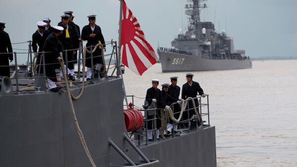 Oficiais da marinha japonesa no convés da embarcação da Força Marítima de Autodefesa do Japão atracada no porto de Thilawa, Mianmar - Sputnik Brasil