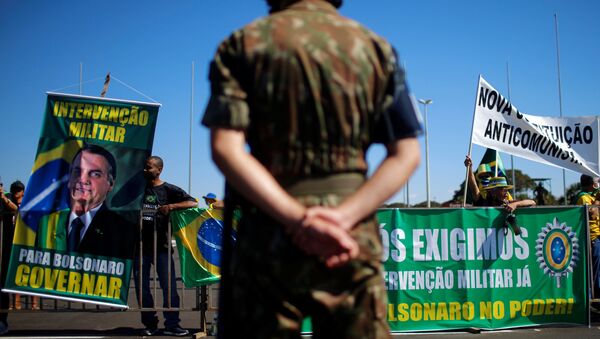 Em Brasília, manifestantes favoráveis ao presidente Jair Bolsonaro participam de protesto com faixas pedindo intervenção militar, em 28 de junho de 2020. - Sputnik Brasil