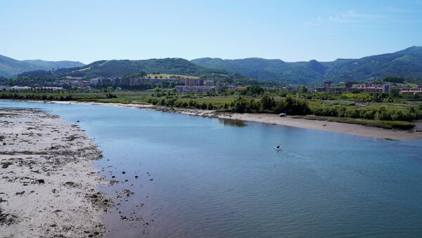 Canoísta no rio Bidasoa, que separa Espanha da França - Sputnik Brasil