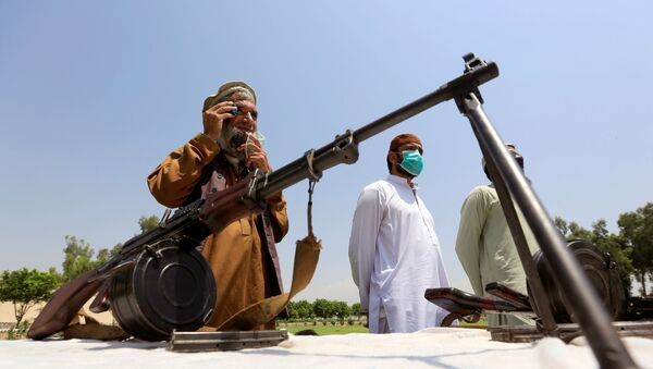 Membros do Talibã entregam suas armas no Afeganistão - Sputnik Brasil