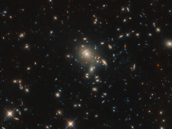 Galáxia PLCK G045.1 + 61.1 fotografada pelo telescópio Hubble - Sputnik Brasil