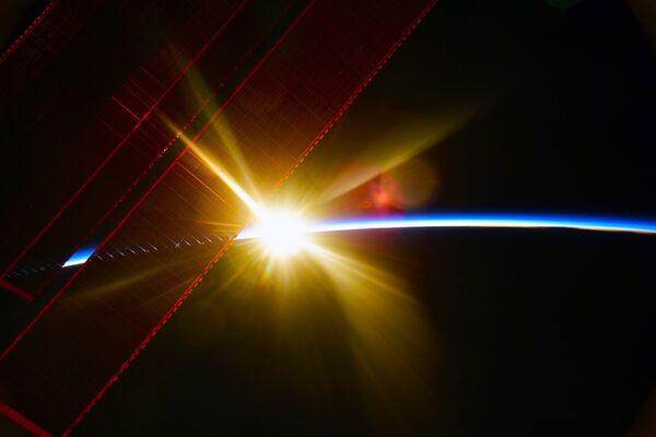 Amanhecer captado acima da Terra pela Estação Espacial Internacional - Sputnik Brasil