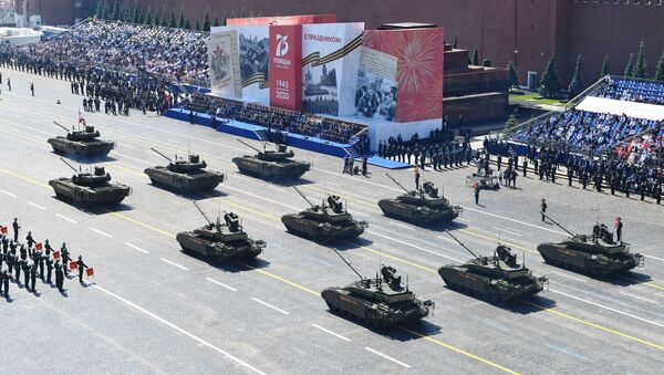 Tanques T-14 Armata e T-90M Proryv passando pela Praça Vermelha na Parada da Vitória, Moscou, 24 de junho de 2020 - Sputnik Brasil