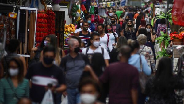 Pessoas andam em rua comercial popular, após flexibilização das restrições implantadas pelo coronavírus no Rio de Janeiro, Brasil, 29 de junho de 2020 - Sputnik Brasil