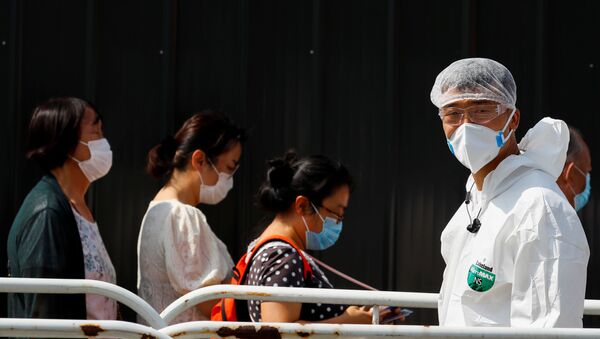 Pessoas fazem fila para testes de ácido nucleico em um local de testagem temporário após novo surto do coronavírus SARS-CoV-2 em Pequim, China, 30 de junho de 2020 - Sputnik Brasil
