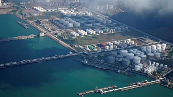 Tanques de petróleo e gás em depósito no porto de Zhuhai, China, 22 de outubro de 2018 - Sputnik Brasil