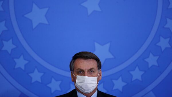 Em Brasília, o presidente Jair Bolsonaro usa uma máscara de proteção, em meio à pandemia da COVID-19, durante cerimônia de posse do ministro das Comunicações Fábio Faria, em 17 de junho de 2020. - Sputnik Brasil