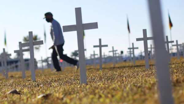 Cruzes colocadas na Esplanada dos ministérios em Brasília fazem homenagem aos mortos pela COVID-19. - Sputnik Brasil