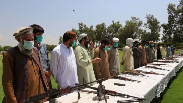 Membros do Talibã entregam suas armas e se juntam a um programa de reconciliação e reintegração - Sputnik Brasil