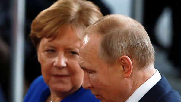 Chanceler alemã Angela Merkel conversa com o presidente russo Vladimir Putin - Sputnik Brasil