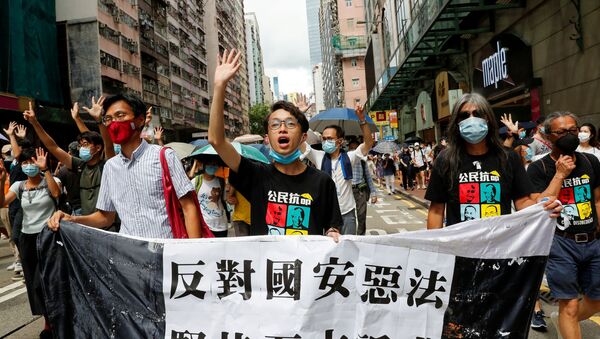 Parlamentares e ativistas pelos direitos humanos marcham no aniversário de devolução de Hong Kong à China - Sputnik Brasil